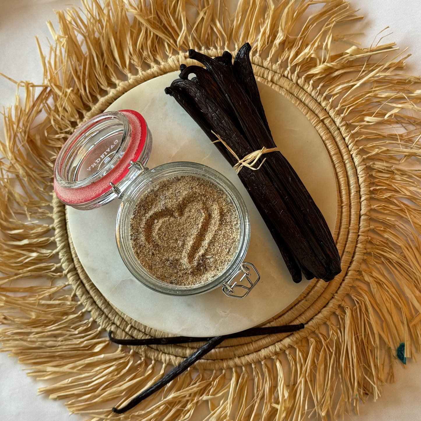 Sucre à la vanille de Madagascar dans un bocal.