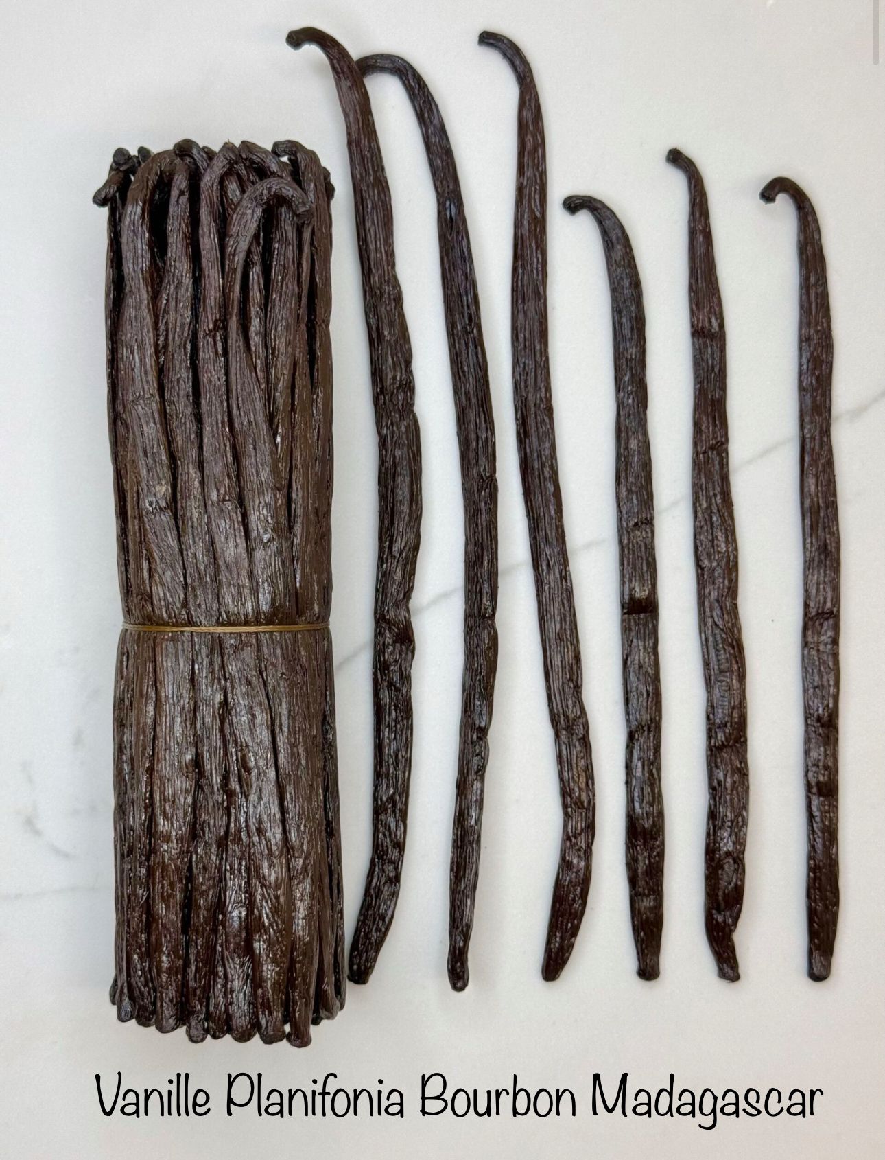 un lot de 20 gousses de vanille et des gousses vanille bourbon détaillées 